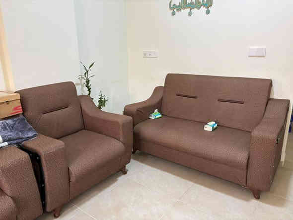 السلام عليكم تخم تركي درجة اولى ٧ مقاعد 
دوشمة جديدة ويرهم سرير ومخزن السعر ٢٥٠ الف
***********5
