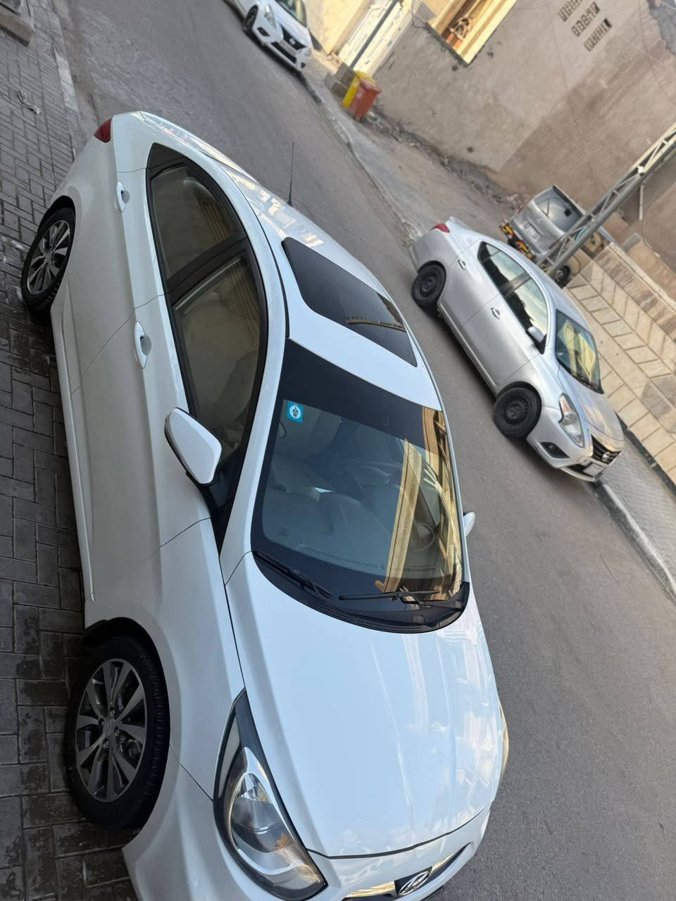 اكسنت ٢٠١٥ كفاله من الضربه والفتح بيه صبغ قليل اسفل باب العبري فقط محرك ١٦٠٠ قطرتين تبريد ثلج تخم تاير رقم جديد تحويل بدون هزه السعر ١٠٥ بيه قليل مجال قبله حي الجامعه. ‏‪+ 0772 918 0293‬‏
