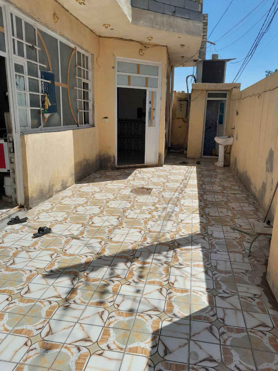 لسلام عليكم بيت للبيع منطقة الخماس مساحه: 220
متكون من استقبال طول ٧ ونص 
وغرفتين نوم ٥ب٤
ومطبخ ٥ب٤
وصاله 
الرقم: ***********
