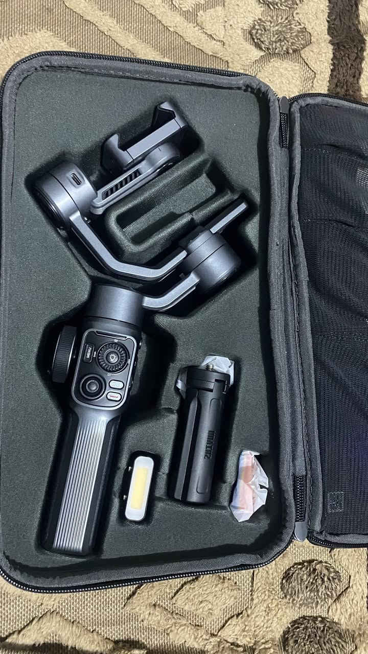 السلام عليكم عدي ستاند تصوير احترافي للموبايل اسمه (Zhiyun Smooth 5S Combo) شركه معروفه واصلي اخذته من شركه الافراح للتصوير في ساحه التحرير اوبن بوكس كلشي وياه جديد ما مستعمل ويجي وياه كارت اشتراك مدفوع مجاني تفعله بل تطبيق مدته سنه كامله حاليا ما اعرف اسعارهن اطيني سعرك ونتفق 
واتساب ***********
