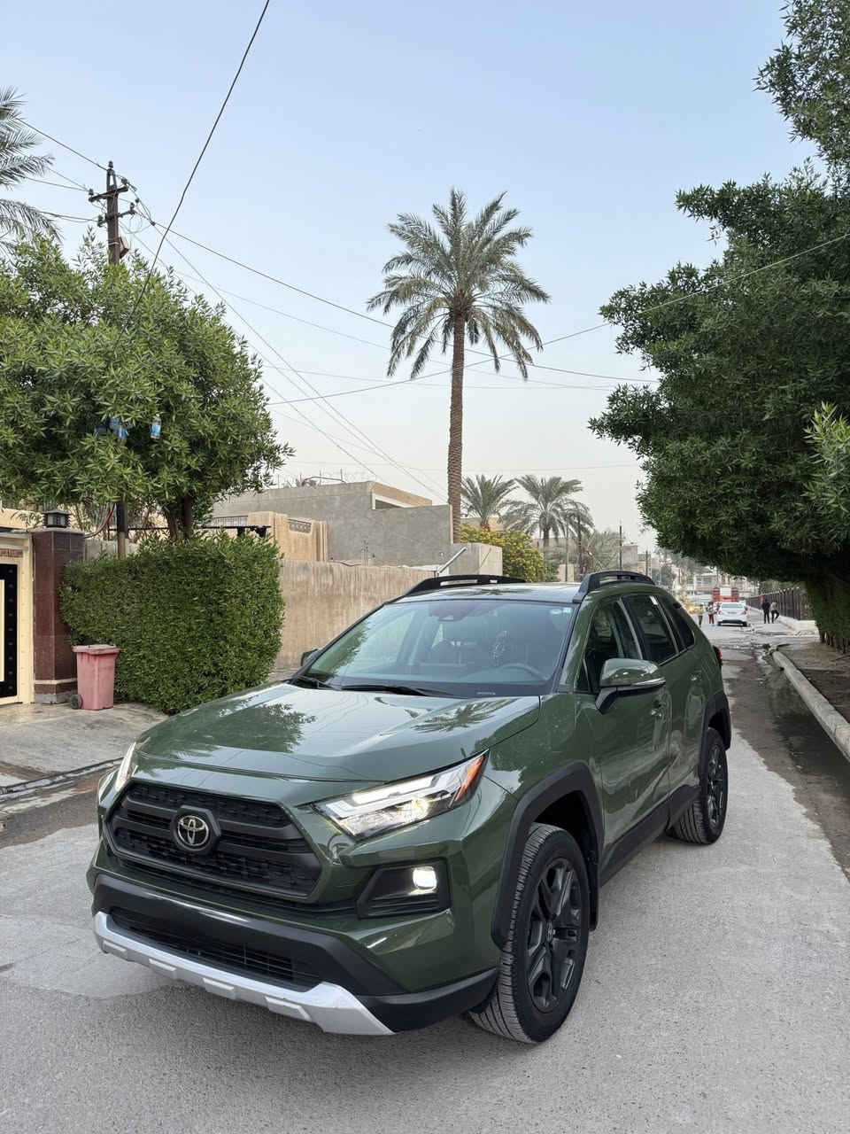 السلام عليكم 
❌❌الرقم اربيل❌❌

RAV4 TRIL 4x4  2025 

اللون :- زيتوني او نفطي            

الموديل :2025

سعة المحرك :-2.5 

المسافه المقطوعه :-8000km

ناقل الحركة: أوتوماتيكي 8 سرعات 

نظام الدفع: All-Wheel Drive

سيارة رقم أربيل 

بأسم شركة تريد تحويل تريد وكالة 

الموصفات

فتحة سقف سلايد روف 

مقاعد أمامية تدفئه 

ستيرين سياره تدفئه 

دخول ذكي + منافذ شحن USB امامية و خلفية 

باب خلفي كهربائي 

شاشة تدعم نظام Apple CarPlay 

و Android Auto

أضواء أمامية LED + تشغيل/إطفاء أوتوماتيكي + أضواء ضباب.  

تنبيه مغادرة المسار + مساعد تتبع المسار + نظام ما قبل التصادم + نظام فرامل ABS

السعر 260 وبيه مجال 

حادث السيارة كما موضح بالصورة داخل المنشور 
مكان السيارة 
بغداد البلديات 

***********

