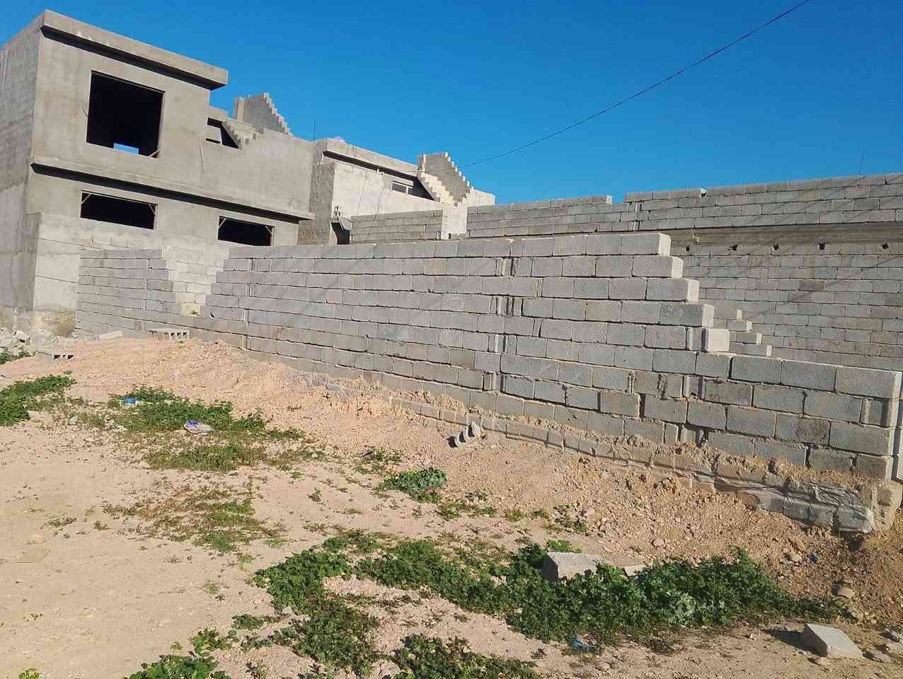 بتلو للبيع شهربان شارع چوينه خلف محلات الدجاج مساحه 144م 8*18 الاتصال على الرقم ***********
