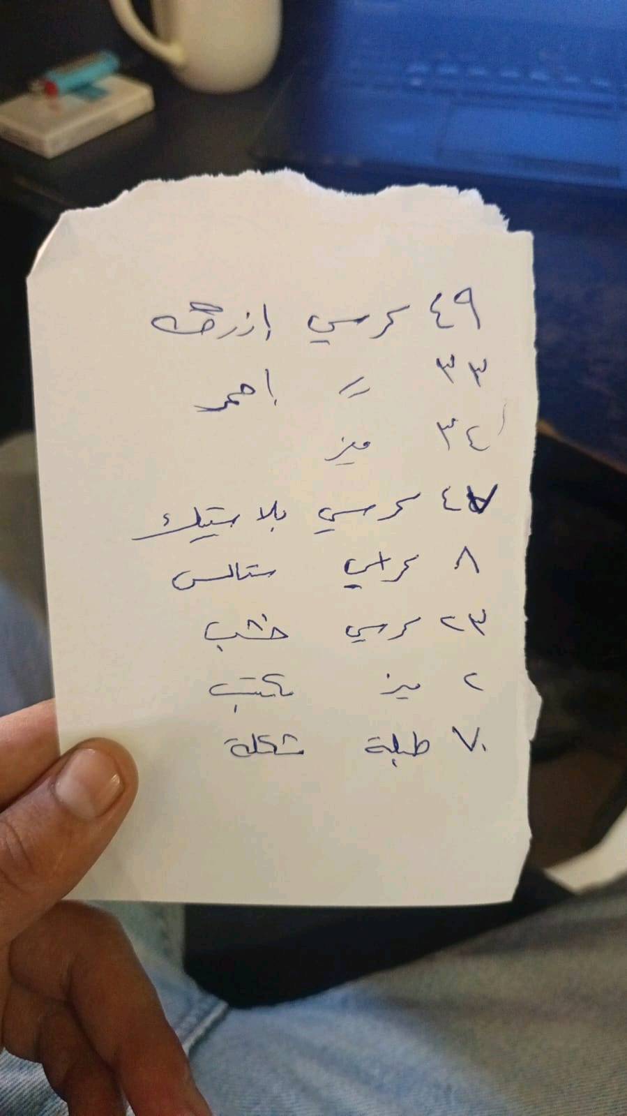 عندي كراسي وطاولات للبيع مال كفتريا