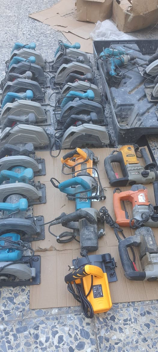 مجموعة عدد منشار قرصي حجم ١٠ وحجم اصغر مع دريلات همر عدد ٣ قطعه المجموع الكلي ٣١ قطعه ابيعه كلهن شلع شوف الفيديو بالمنشور للإستفسار الاتصال على الرقم *********** او على الخاص
