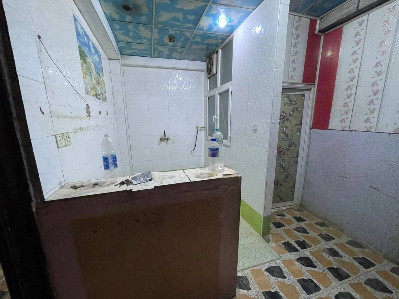 شقه. لليجار. طابق. ثاني. بحي. ميسان.  60 متر  الشريط شارع 15  عماره الشيوخ قرب سيطره الشياب. غرفتين صاله مطبخ. تخاريج مكشوفه. ايجاره 150. لتواصل ***********. وتساب.
