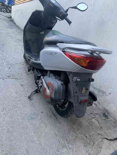 سلام عليكم شباب 
دراجه بريز للبيع الدراجه بعدهي بحاله الوكاله اوراقهه كامله باسمي كهربائيات كله شغله الدراجه نكره سلف مال 

شلعه معدل شك الكاع السعر900 المكان بغداد مدينه الصدر الرقم النتصال*********** متواجد واتساب
