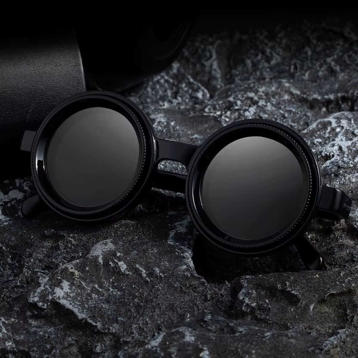 🔸 عدسات أصلية Polarized بتقنية 1.1، مو تقليد مثل المتوفر بالسوق

🔸 فلتر ND حقيقي قابل للتعديل بـ 9 درجات (مو ديكور)

🔸 تصميم متين وثابت ومريح حتى باللبس الطويل

نظارة شمسية دوارة وقابلة للتعديل

عدسات بولارايزد - حماية كاملة من أشعة الشمس.

٢• إطار معدني قوي - مقاوم للكسر ويدوم سنين.

100 قابلة للدوران والتعديل - تعدل الغمج على راحتك.

نصميم عصري - يناسب كل أشكال الوجه.

جودة عالية - خامات أصلية ومتينة.

السعر 50 الف والتوصيل مجاني 🤯🤩😍

مراسلة الصفحة او الاتصال على الواتساب 

***********
