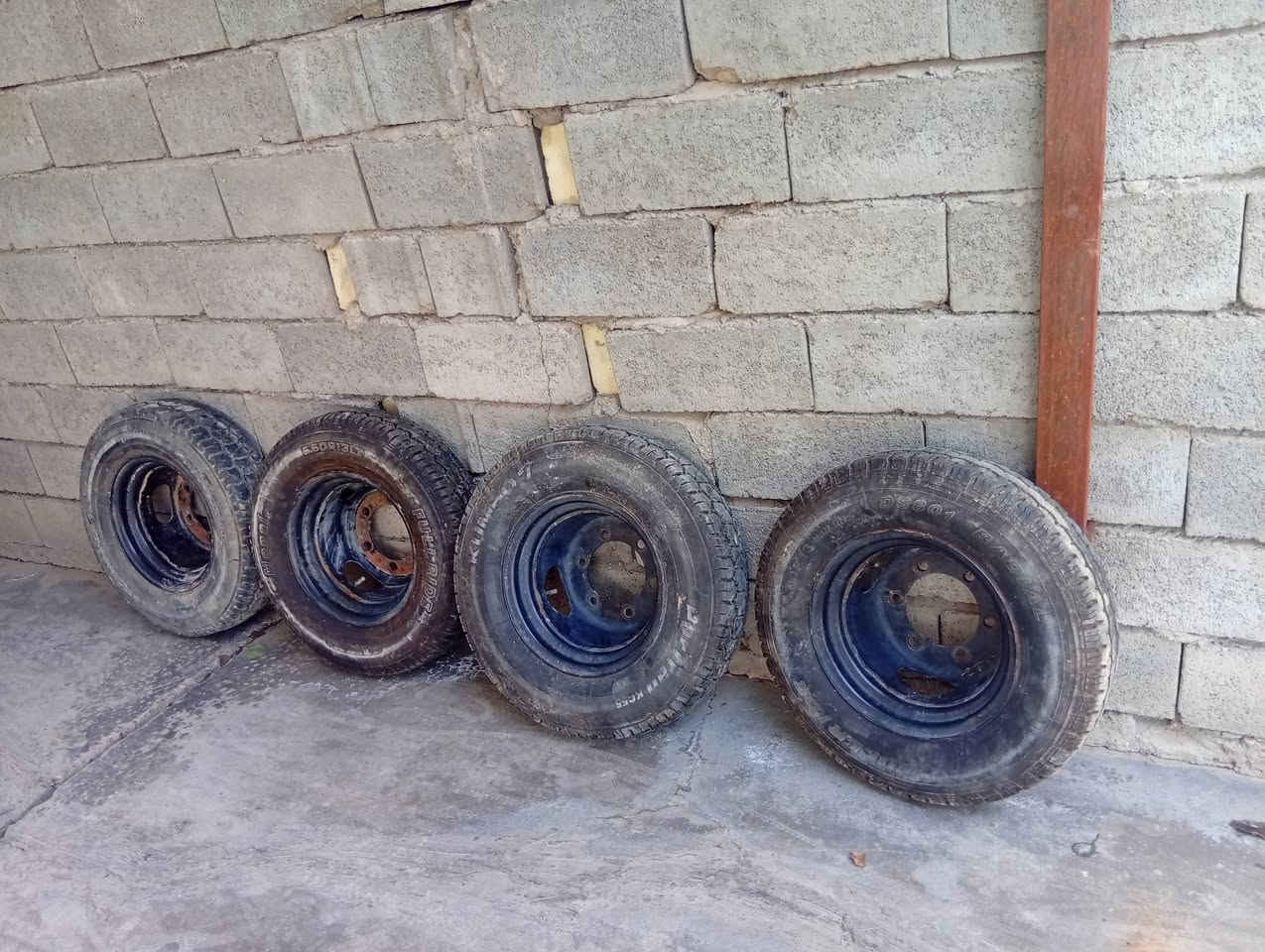 السلام عليكم 4تايرات جديد الا بنجر والا ركعة حجم 13مال فحل مكان بغداد الدورة *********** السعر 150
