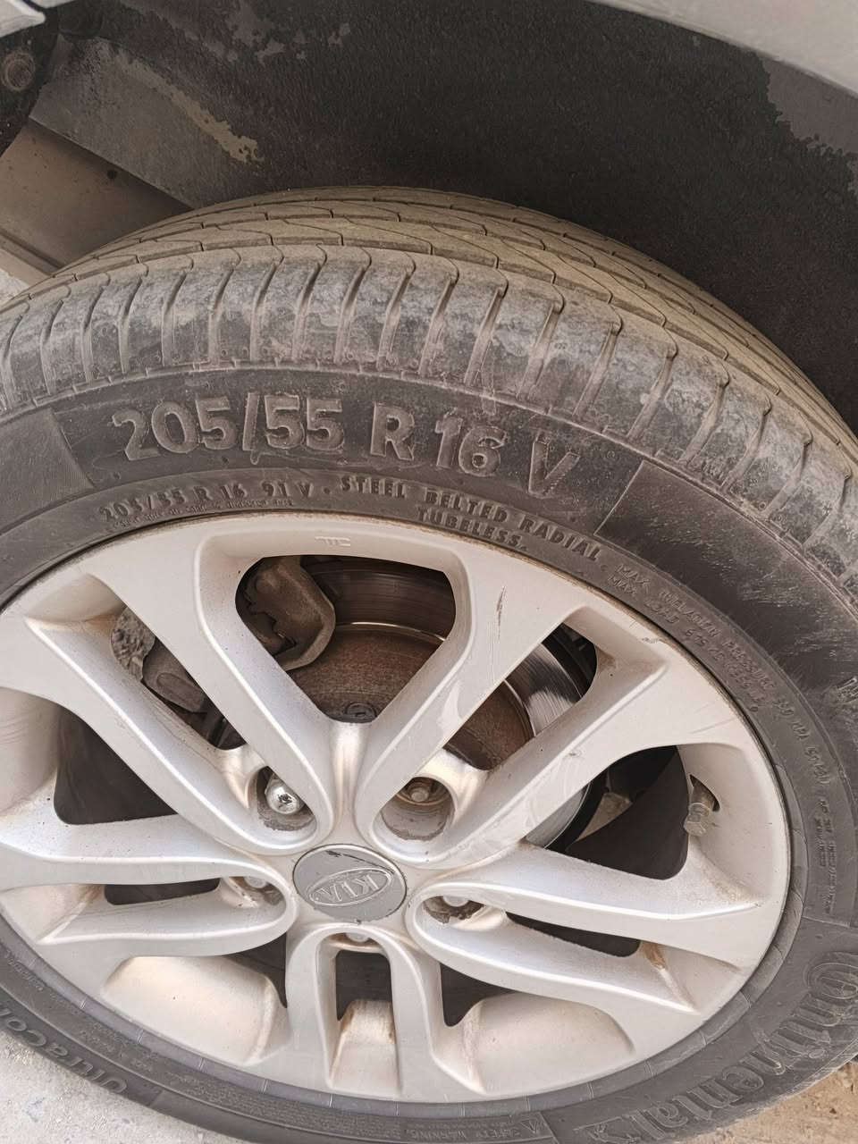 سلام عليكم
اربع تايرات معى ويل كب اربعة سيراتو 2011 هاي صورهن اربعتهن 
اريدهن مراوس معه فرق ويه اربعه ويل اسود عادي واربع تايرات 
مكاني بصره المعقل 
رقم الهاتف ***********
