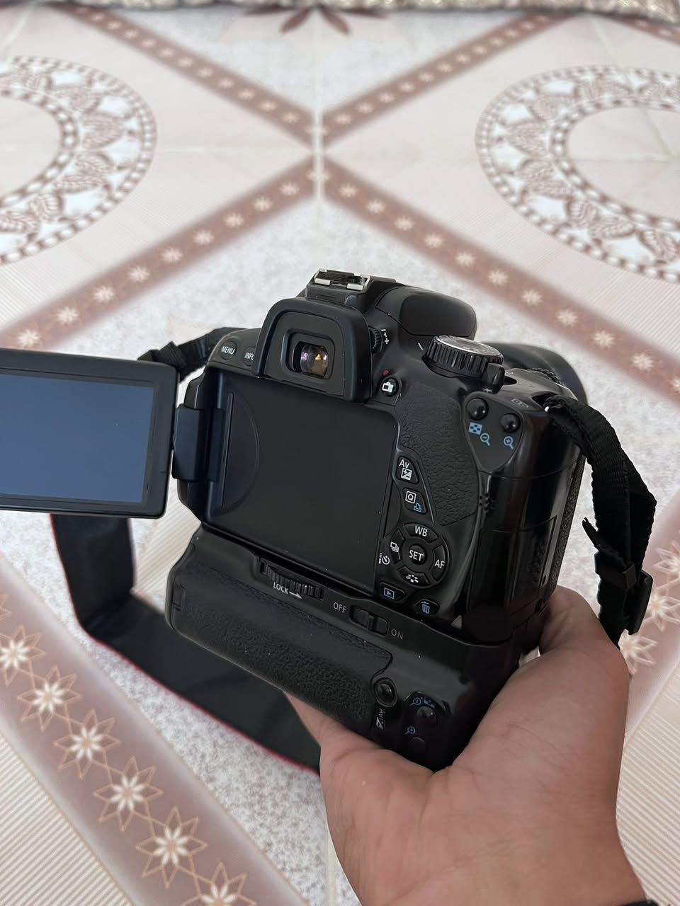 كانون D650
كاميرا نضيفه جدا 

شاشه قلاب لمس 

ملحقات 

1. عدسه +هود

2. جنطه

3. حزام كتف 

4. شاحنه 

5.كرب

6. بطاريات 2

سعر 325
تواصل خاص او اتصال واتس (***********)
يوجد توصيل جميع محافضات العراق
