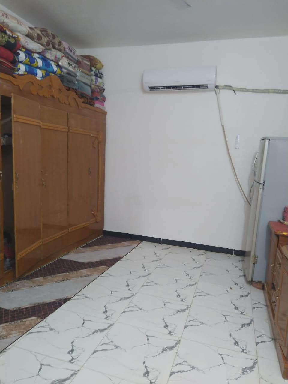 السلام عليكم بيت للبيع 160م صب بي غرفه وصاله وديوانيه ومطبخ وصحيات بس الطارمه ما كامله السراميك مالته موجود 50 وبي مجال  ***********

