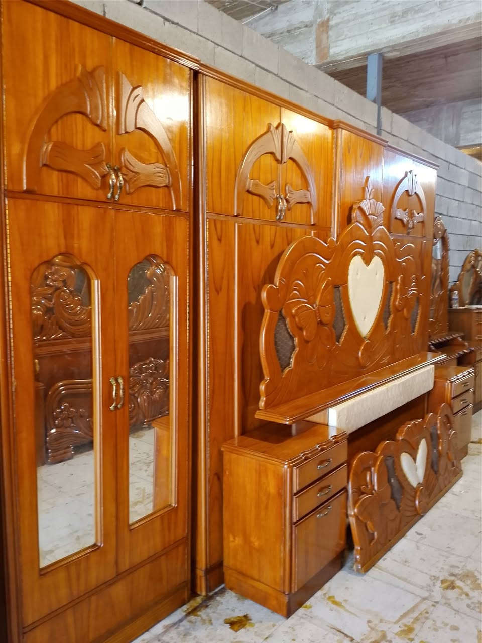 غرفه خمسه أبواب ملحق شغل ثكيل درجه اولى نضيفه جدا جدا غرفه حلوه اتصل على رقم ***********
