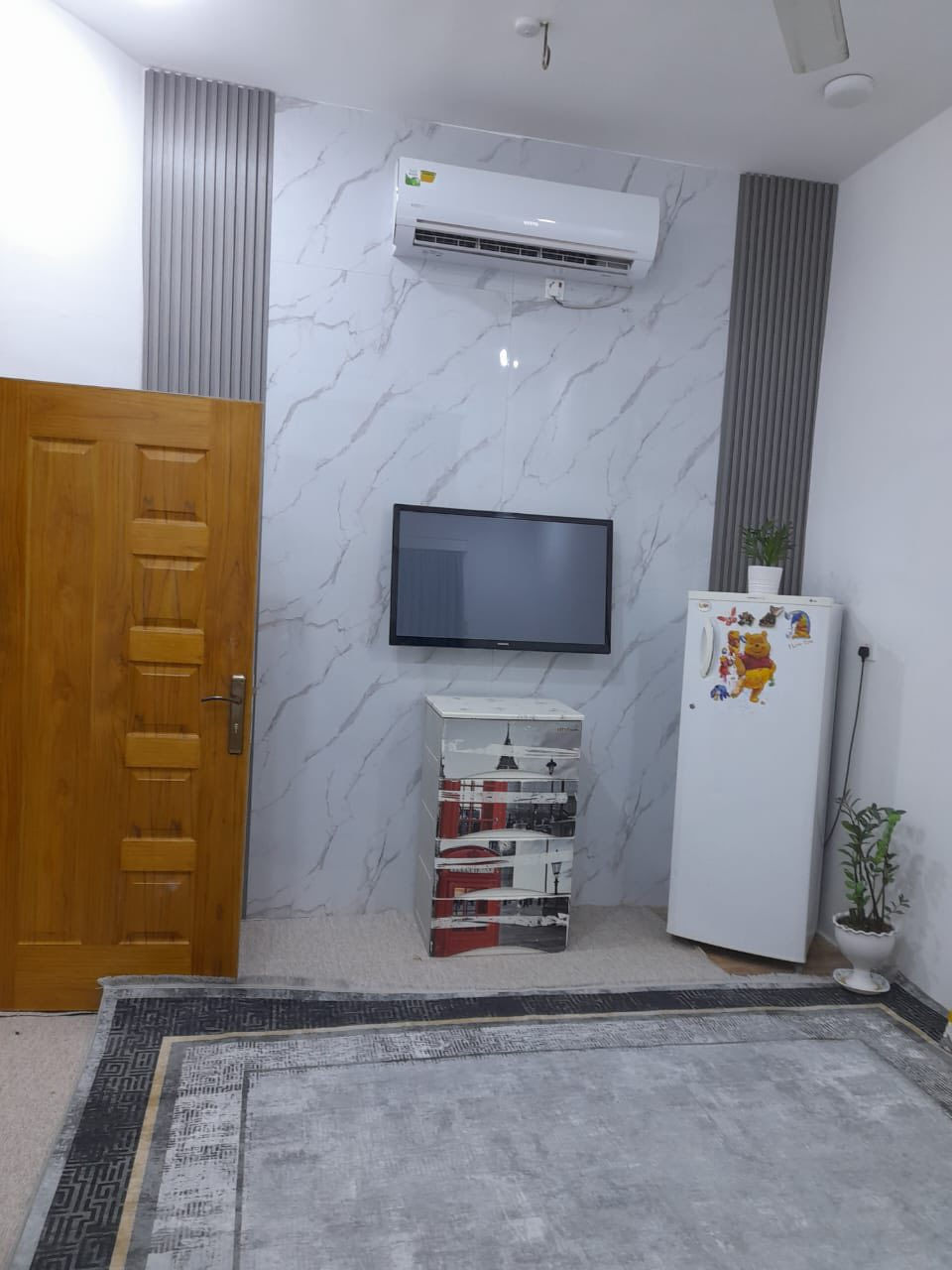 📢 إعلان ( #بيع_مستعجل و يصلح للايجار)

🏡دار للبيع او يصلح للايجار خلف شارع السيد 36
المساحة:  110متر شارع 12
الموقع : خلف شارع السيد منطقه 36 جهه حي النفط جديد 
غرفه وهول ومطبخ مفتوح عالصاله وبراني وطارمه صغيره وصحيات 2 داخلي وخارجي
🔹طابو صرف 

📞 للاستفسار: ***********
📍 عنوان المكتب: حي الصدر مقابل معرض الحلي نفس سايد مطعم دجله
