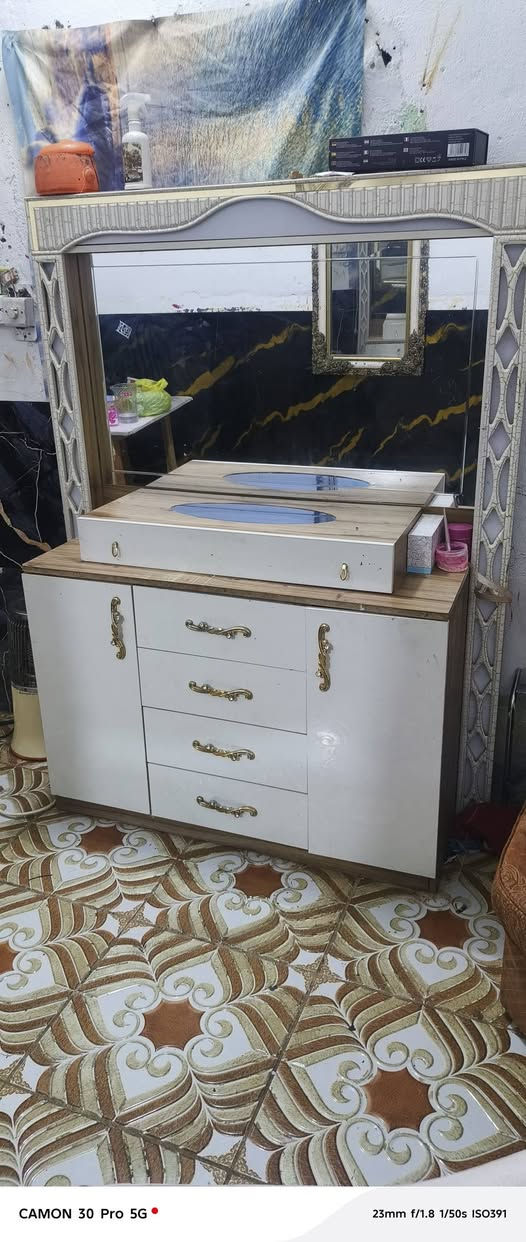 ميز تواليت مال صالون ابو النشره اخو الجديد للبيع السعر 125 الف الشراي يتصل ***********
