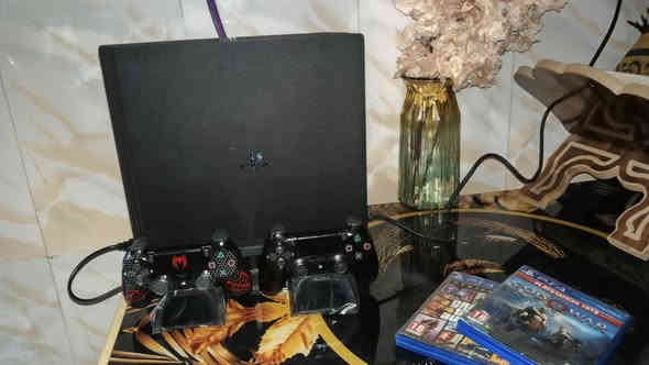 سلام عليكم بلي 4 برو ما مفتوح للبيع اونلاين مساحة 2 تيرا يعني 2000 كيكا ويا قرصين gta5 و god of war4 راكنروك ويا قاعدة مال بلي ويدتين ثنيهن اصليات مو تجاريات سعر 500 رقم *********** المكان البصرة
