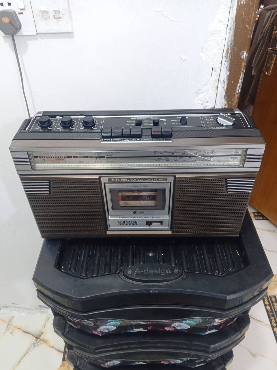 السلام عليكم اخوان عندي هذا الجهاز شارب ياباني اصلي مختوم ختم ياباني شغال بالكامل راديو ومسجل نظافه 95 بالميه يشتغل كهرباء 220 ويشيل 8 بطاريات كبار  السعر ع الخاص للاستفسار الاتصال على الرقم التالي ***********
