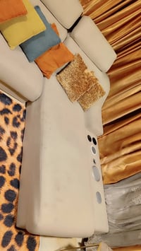 اغراض للبيع سبب البيع المكان الي راح نسكن بي صغير والمجمده جديد بس عطل...