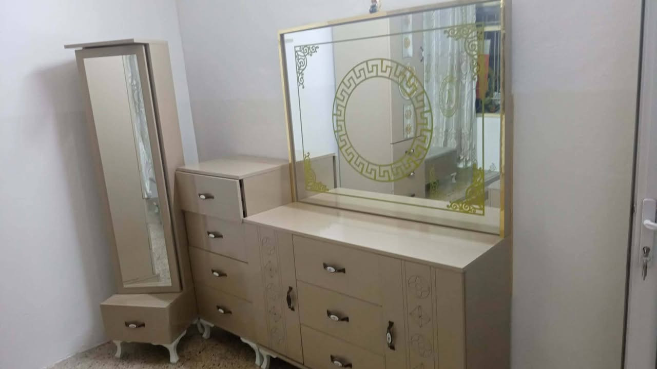 سلام عليكم 
للبيع 
غرفه تركيا /9/قطع/
سعر /800
***********
