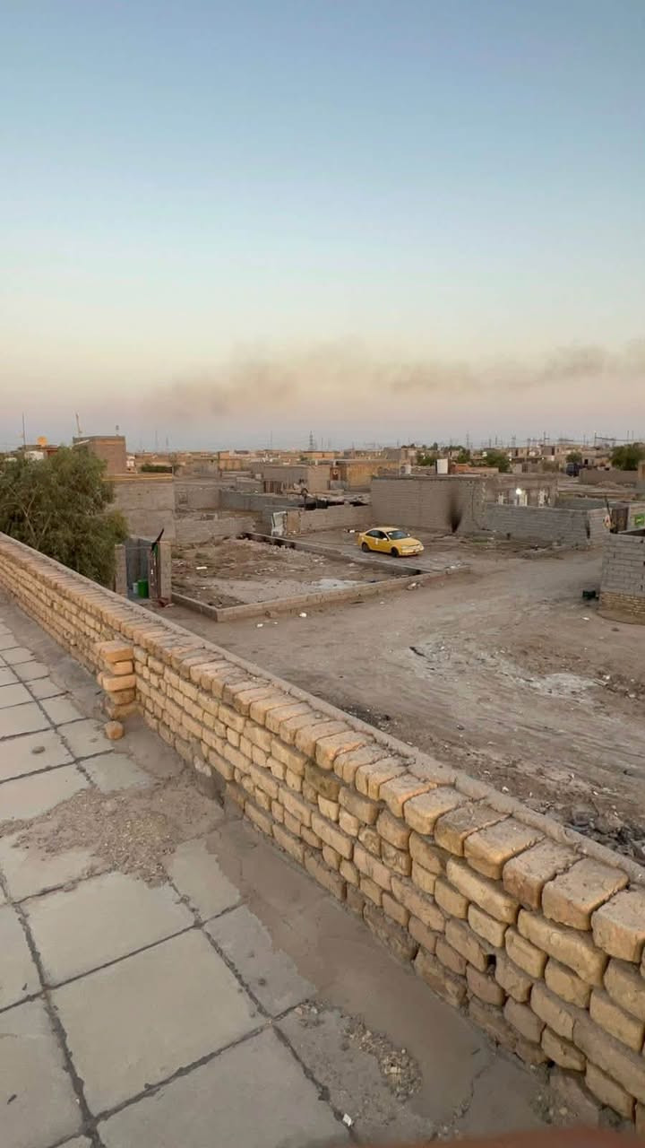 سلام عليكم من رخصت جميع يوجد بستان البيع مع بيت حقل مالت عجول متوكت البستان من نخل وزيتونات علمن البستان متروك النخل محمل بيت حارس دولم ونص المزرعه عله شارعين صخين وره جامعه ذي قار الاستفسار رقم هاتف ***********
