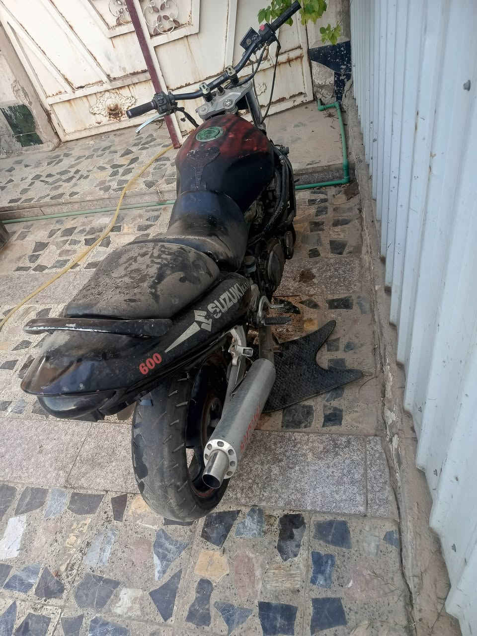 سلام عليكم من ارخص لدمن بطح محرك 600بيعلك كوم حديد تشتغل بس متروكة يعني تاج تبديل كابريتر طوف وتانكي وصخ كفلك سرقة وعشاير مكاني شعب***********
سعر 350قفل
