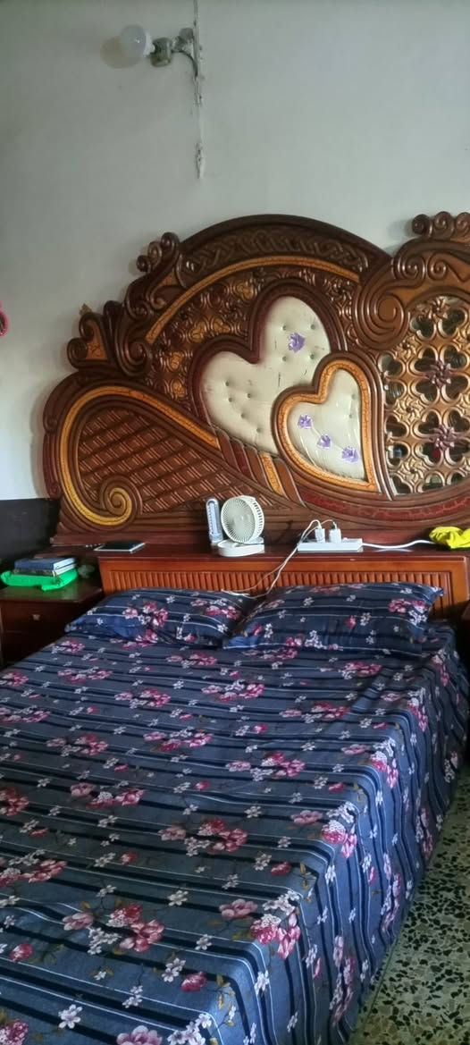 من رخصه الادمن  غراض البيت مال بيت
غرفه خشاب 350

دوشك نفرين 80

مجمده 125

ثلاجه 100

كاونتر 3قطع 3 متر تكمه 300

غساله شغاله 70

طباخ شغله ابو اربع عيون فرن 75

كرويتات عدد 2 /  75

كراسي اربع خشب صاج درجه أوله 100

كنتور بابين يراد تصليح اله وصبغ 50

دوشك نفر سفنج درجه أوله عدد 2 /35

دواشك عدد 6 كلهن 30

زوالي 2 قياس 4طول  في 3العرض150
  
مع مدات العدد اربعه طول 4متر . // 120

تلفزيون قديم مع ستالايت وصحن 50

تواصل واتس ***********
