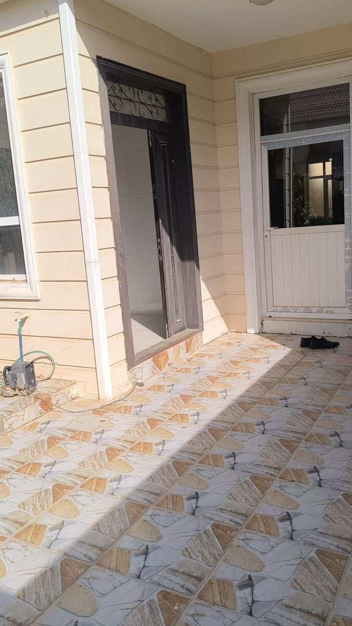 #دارللبيع
خانوو بو فروشتن روكن له  (كه ركوك ستى)     روبه رى 220 متر طابو 100 متر فضلة ى 
له گه لدايه
پيكهاتووه له :- 2 ژور نوستن - هول - مطبخ - مساعد مطبغ - باخچه - گه راج 

نرخ 13 دفتر

بوزانيارى زياتر په يوه ندى بكه ن به عقارات ستار اكرم بازرگان

📍ناونيشان :كه ركوك بازارى ئازادى ته لارى ئاسو

***********
***********
