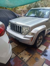 جيب لبرتي موديل ٢٠٠٨ السياره نظيفه بيها صبغ باب كير محرك ممتاز تبريد م...