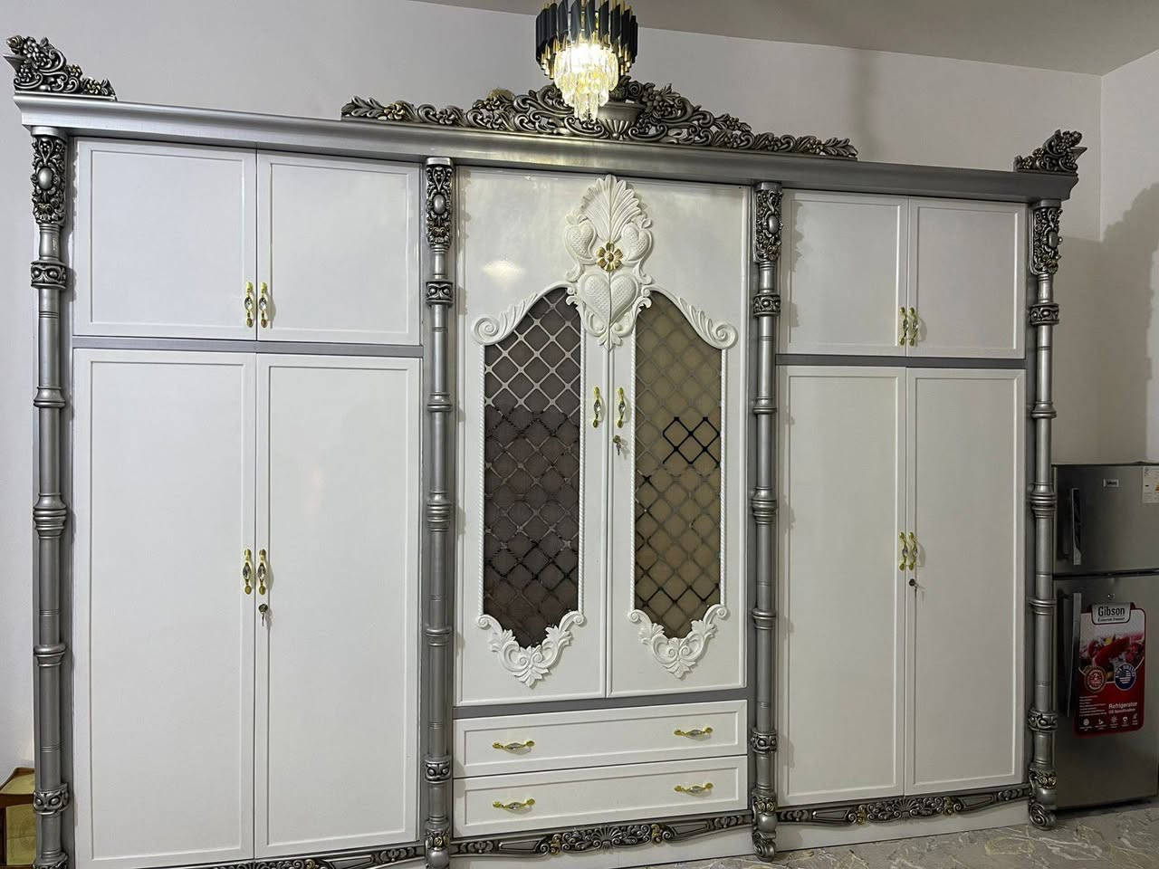 السعر  ٤ ملايين 

موديل اساور✅

غرفة ٦ ابواب طابقين ملحق 

تتكون من ١٠ قطع 

داخل صاج طبيعي 

الوجه انديف  6ملم 

الداخل صاج طبيعي 4ملم 

كل الغرفة الهيكل خشب زان 

لف الابواب والمجرات خشب زان

كل الغرفة دنگ خشب زان لوكنز 

القاعدة بلوك صاج 

الظهر چرچوبة داخلية شد براغي 

السرير رگم لوح خشب چام ٦ 

 وطابورية 

ارتفاع الكنتور ٢٨٠سم

عرض الكنتور ٣٦٥سم

عرض زاوية الملابس ١٢٢سم

يعني الكنتور وزاوية الملابس ضلع كامل ٤٧٥سم
علما ان سعر الشراء السابق 5 ملاين مستخدمه 6 اشهر 
العنوان الراشدية مقابل المرور 
لتواصل عبره الرقم ***********
