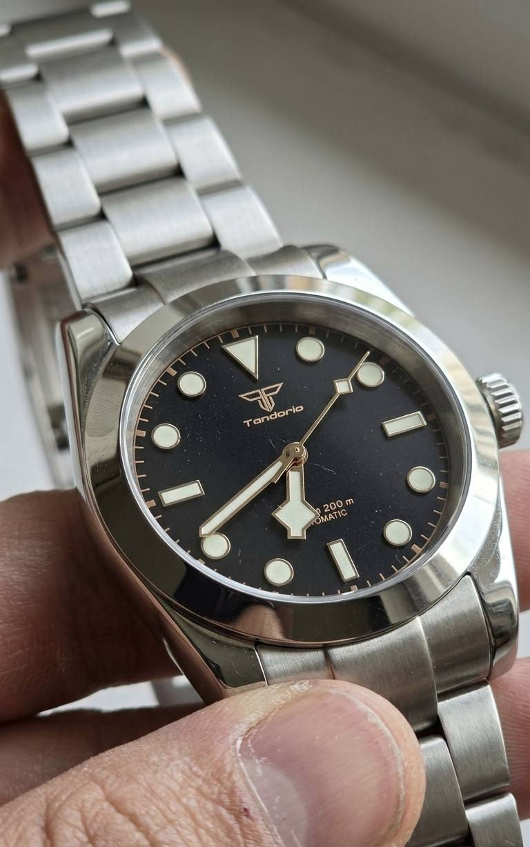 Tandorio Heritage Diver – الفخامة الكلاسيكية بأداء ياباني موثوق
🔴المحرك (Movement): قلب ياباني نابض من نوع Seiko NH35A التلقائي (Automatic). يتميز بـ 24 حجرًا وسرعة دقة عالية، مع خاصية "Hacking" لضبط الوقت بالثانية.
🔴الهيكل (Case): مصنوع من الفولاذ المقاوم للصدأ Solid 316L Stainless Steel المصقول بعناية، مما يضمن مقاومة فائقة للتآكل والخدوش.
🔴الزجاج (Crystal): زجاج ياقوتي (Sapphire Crystal) مقاوم للخدش مع طبقة طلاء مضادة للانعكاس لضمان وضوح الرؤية في كافة الظروف.
🔴المينا والعقارب: مينا أسود مطفي (Matte Black) مع عقارب "Snowflake" الشهيرة وتطعيمات مضيئة (Luminous) توفر رؤية ليلية واضحة جداً.
🔴مقاومة الماء: تصل إلى 200 متر (20 ATM) مع تاج (Crown) بنظام اللولب (Screw-down) لضمان عزل تام أثناء السباحة أو الغوص.
🔴السوار: سوار من الفولاذ المقاوم للصدأ بتصميم رياضي متين مع مشبك أمان محكم.
كاملة الملحقات والمرفقات

السعر :120 الف 
للحجز والاستفسار يرجى مراسلة الصفحة


**إذا كنت صاحب هذا الإعلان وتريد حذفه لأي سبب، رجاءا أرسل رسالة إلى الدعم الفني**
