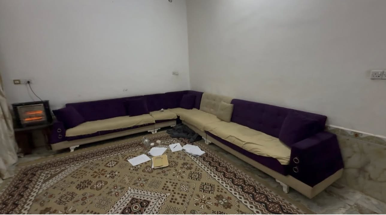 للبيع بيت 200 متر 
حي اور قرب مدرسة الجماهير 
طابقين مسلح حديث 
الطابق الاول ( غرفتين صاله استقبال مطبخ صحيات داخليه وخارجيه مناور عدد 2 كلدور ) 
للاستفسار الاتصال على الرقم ***********
