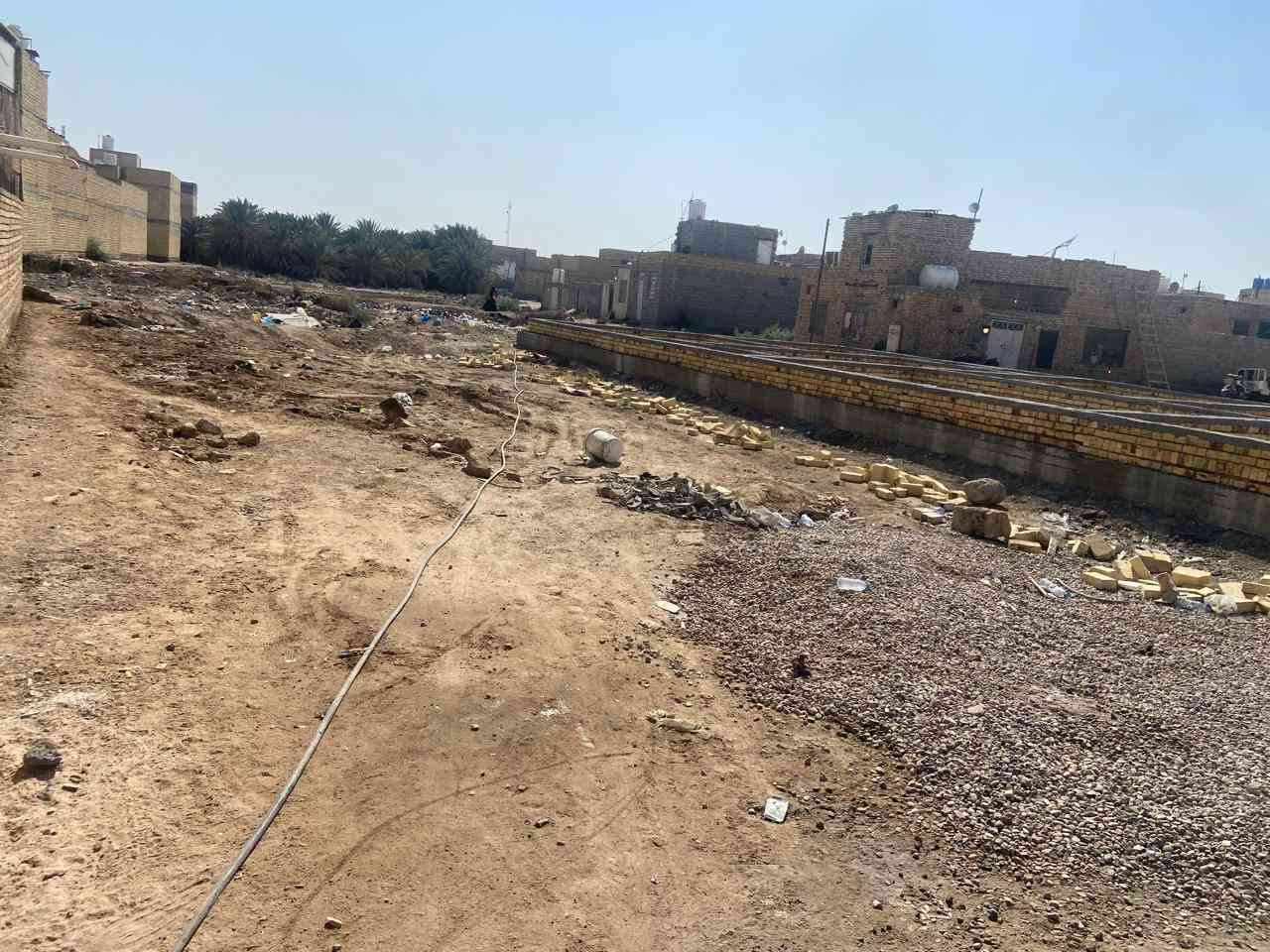 يالله 
قطعه زراعي للبيع مساحه ٢٠٠م واجهه١٠ونزال ٢٠م في منطقه الصخيين شارع حسينيه الامام الغائب  الي بعد شارع المهندس مباشر اول فرع على الجهه اليسرى تبعد عن شارع العام ١٠٠م مدفونه وجاهز لسكن 
خدمات ماء ومجاري وكهرباء بنص البناء 
للمزيد من المعلومات يمكنكم التواصل معنا 
***********
