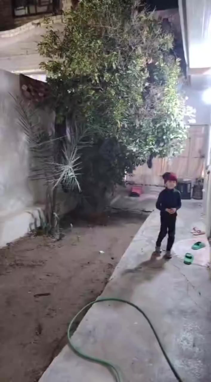 مبادره و نقد 
دار للبيع المساحه 250 م موقع الدار حي العسكري قطاع 11 خلف المدرسه السبع ثاني شارع عن الشارع العام بناء طابوق  يتكون الدار من غرفتين نوم صاله واستقبال ومطبخ موقع ممتاز جدا كافه الخدمات وبسعر مناسب جدا والاستفسار اكثر اتصال على الرقم
***********
***********
