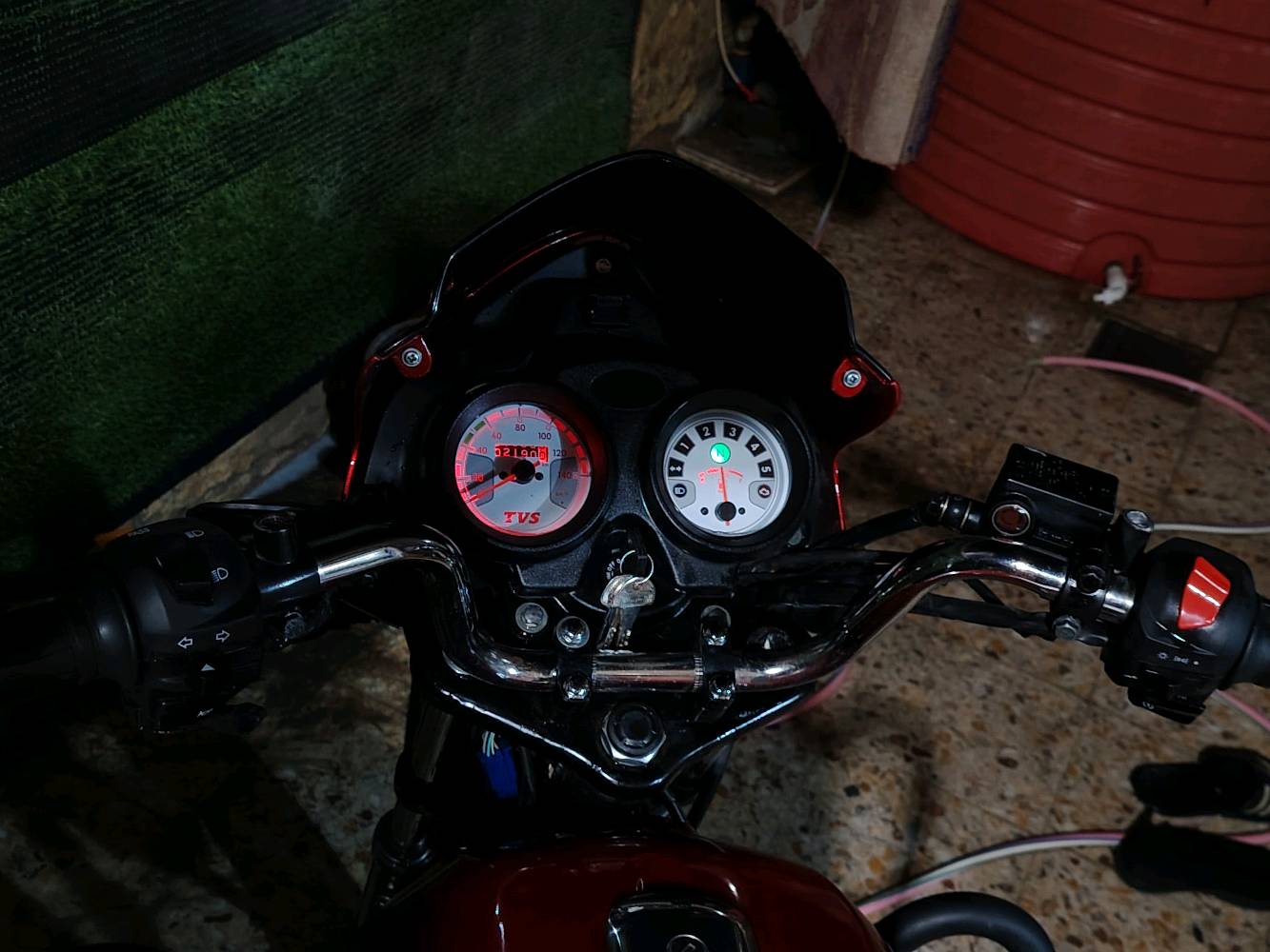 السلام عليكم شباب دراجه tvs كلاسك موديل 2023 طالعه ب 2025 بشهر الخامس الدراجه نظيفه بحاله الوكاله صارله 5 أشهر بالشارع الدراجه حيل نظيفه أكثر من ما تتوقع مهتم بيه حيل غسل يوميه تبديل دهن كل ١٠ ايام دهن لكوموني الدراجه رقم و سنويه بصره لوحات بالبيت ما شادهن بأسمي تحويل ثاني يوم. سعر الدراجه ملونين و سبعميه 2700 الدراجه لأن احتاجيت راح ابيعه لحد يكسر بسعره يرحم والديكم ***********