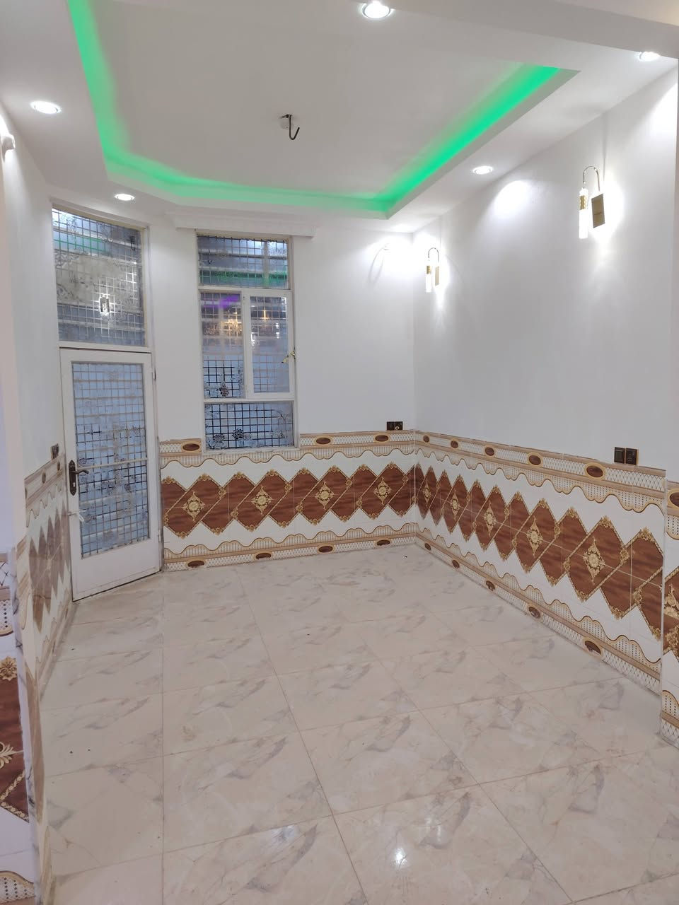 سلام عليكم بيت طابق واحد ٨٠ متر حي اخلاص
حولي ابو مهدي المهندس حي اخلاص خلف سفارة تركيا

طابو زراعي سند ٢٥ كامل خدمات ماء مجاري كهرباء وتبليط تحويل بسمك وقرار محكمه

استقبال وغرفة نوم وصاله

ومطبخ وصحيات عدد ٣

البيت باسمي بدون دلاليه

الاستفسار
***********
