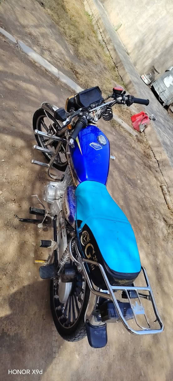 متاح للبيع دراجة موديل 25نضافة كدامك محرك 200تخم تاير كهربائيات كلشي شقال بس رون يراد واير وكافي المكان الكرمة الكناطر السعر 700وبيهة مجال الشراي يتصل /  ***********
