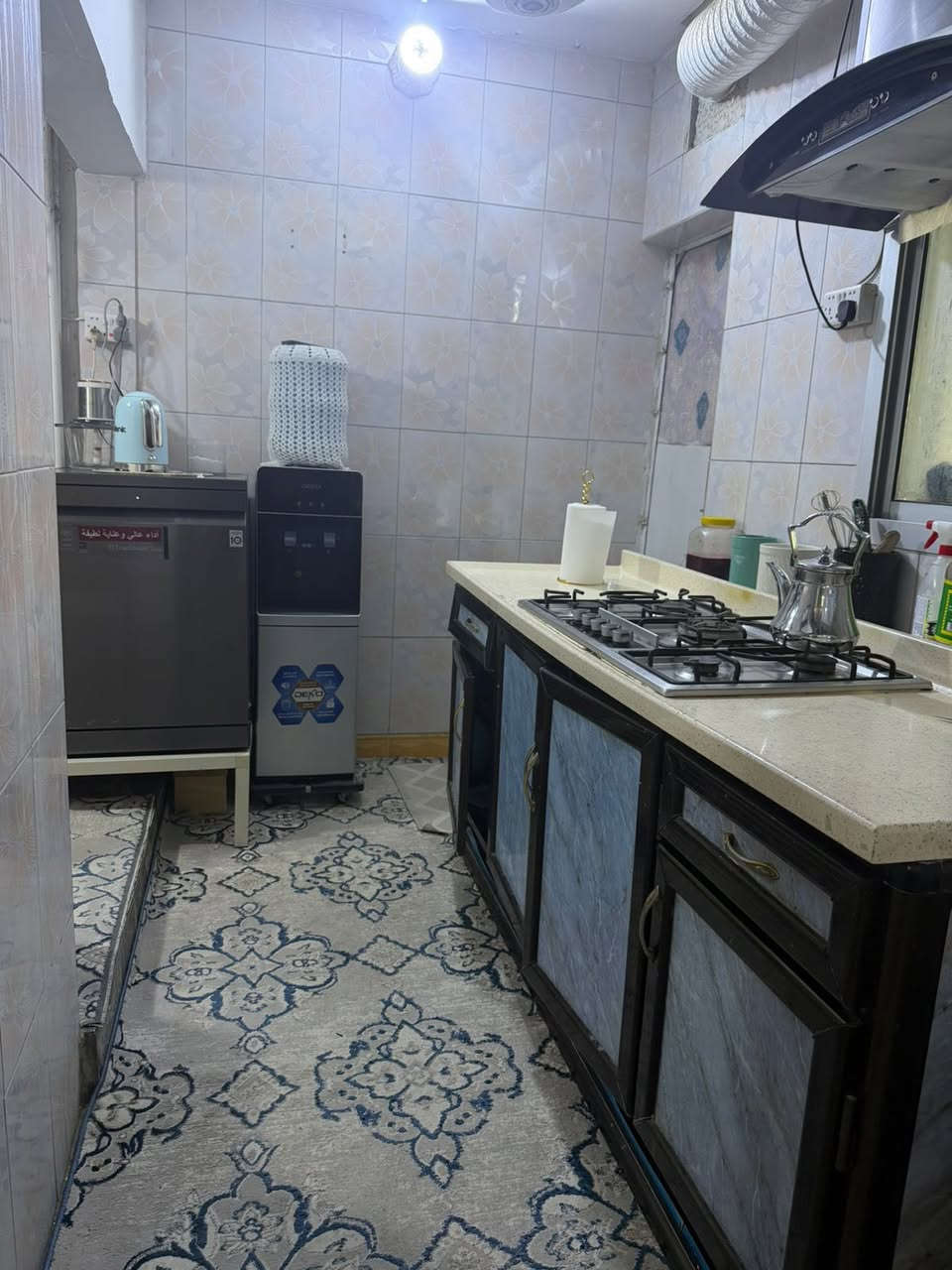 شقة ام غرفتين طابق ارضي في حي الشهيد حديقه وكراج خلفيه وممر امامي وصحيات خارجيه ومحور المطبخ والبلكونه شقه جديده جداً صبغ جديد درجة اولى وديكورات حديثه 
للاستفسار 
***********
***********
