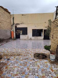 بيت للأيجار حي العسكري خلف المستوصف مساحه ٣٠٠ متر يحتوي عله ٣ غرف وصال...