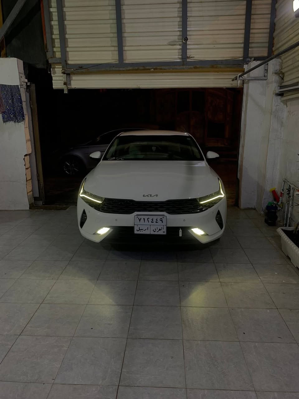 السلام عليكم
سيارة : كيا  K5 
KIA K5 2022
الموديل : 2022  خليجي
الون: ابيض 
محرك السيارة 2000 دوش المرغوب 
رقم : اربيل    سنوية : 2027
ماشية 62 الف 
المواصفات :
قمارة حديد 
بصمه 
تشغيل عن بعد 
دخول ذكي 
صندوق  يفتح عند القتراب 
مري شفط 
اشاير بل مري 
ترحيب يدات نيكل 
لد نهاري ابيض
لايت 4 عدسات  LED
حساسات امامي /  خلفي 
كامره دوراره
كشنات جلد 
تحكم كشن السائق كهرباء 
شاشة كبيرة تدعم 
Apple carplay+Android Auto
شاشة اعطال 
مثبت سرعة 
تحكم ستيرن
تبريد  لمس بيانو 
تبريد قطعتين 
خمس وضعيات قيادة 
(SMART+ECO+COMFORT+SPORT+CUSTOM)
بيهة بارد بل مدكر الامامي جهة السايق قليل 
وبيهة ضربة بلباب ولمدكر الامامي مثل ما موضح بلصورة  وباقي على وضعة يرجع بارد 
مكان السيارة بصرة
تواصل وتساب او سيمكارت
***********
السعر :   185$
