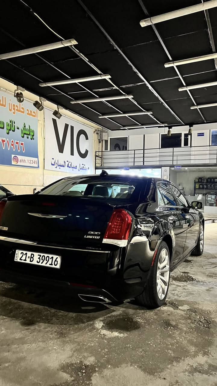 السلام عليكم 
كرايسلر 300 لميتد 
للبيع للبيع 
مكان السيارة ديالى _ بعقوبة 
السعر 240 ورقة وبي مجال للشراي 
موديل 2018 بدون صبغ 
رقم سليمانية 
السيارة داخلة كلين هنا بالعراق انطخت 
بيهة قطعتين تبديل نفس اللون بدون ضرر داخلي 
بدون ايرباك 
ماشية 90000
مكينة V3600
مواصفات الليمتد معرفه فول ماعدا البانوراما
كشنات ذاكرة 
كشنات امامية تدفئة تبريد 
ستيرن تدفئة 
السيارة جاهزة من كل النواحي متصرف عليهة درهم 
للاستفسار اكثر الاتصال بالرقم 
***********
