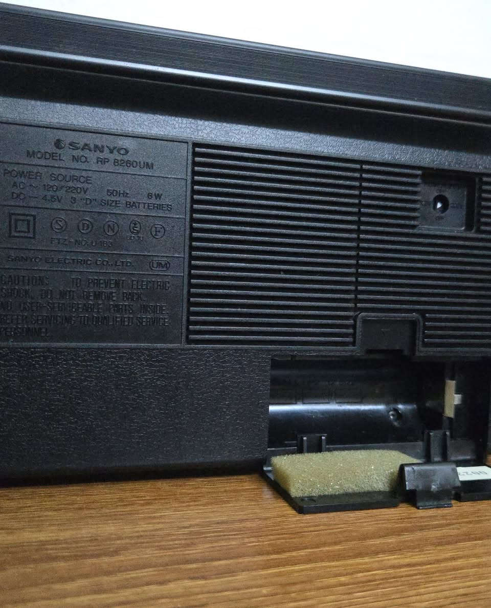 راديو SANYO الأصلي موديل 8260-RP صناعة يابانية سنه 1979
FM و MW و SW و LW اربع موجات
يعمل باتري/كهرباء
يحتوي على مؤشر لفحص البطاريه وقوه الاشاره
الابعاد
24.2 × 15.5 x 6.7 سم
راديو بنظافه جداً عاليه الاداء ممتاز غير مفتوح على وضع الشركه بدون مشاكل او عيوب                                                    للاستفسار مراسله الصفحه.                                  ***********

