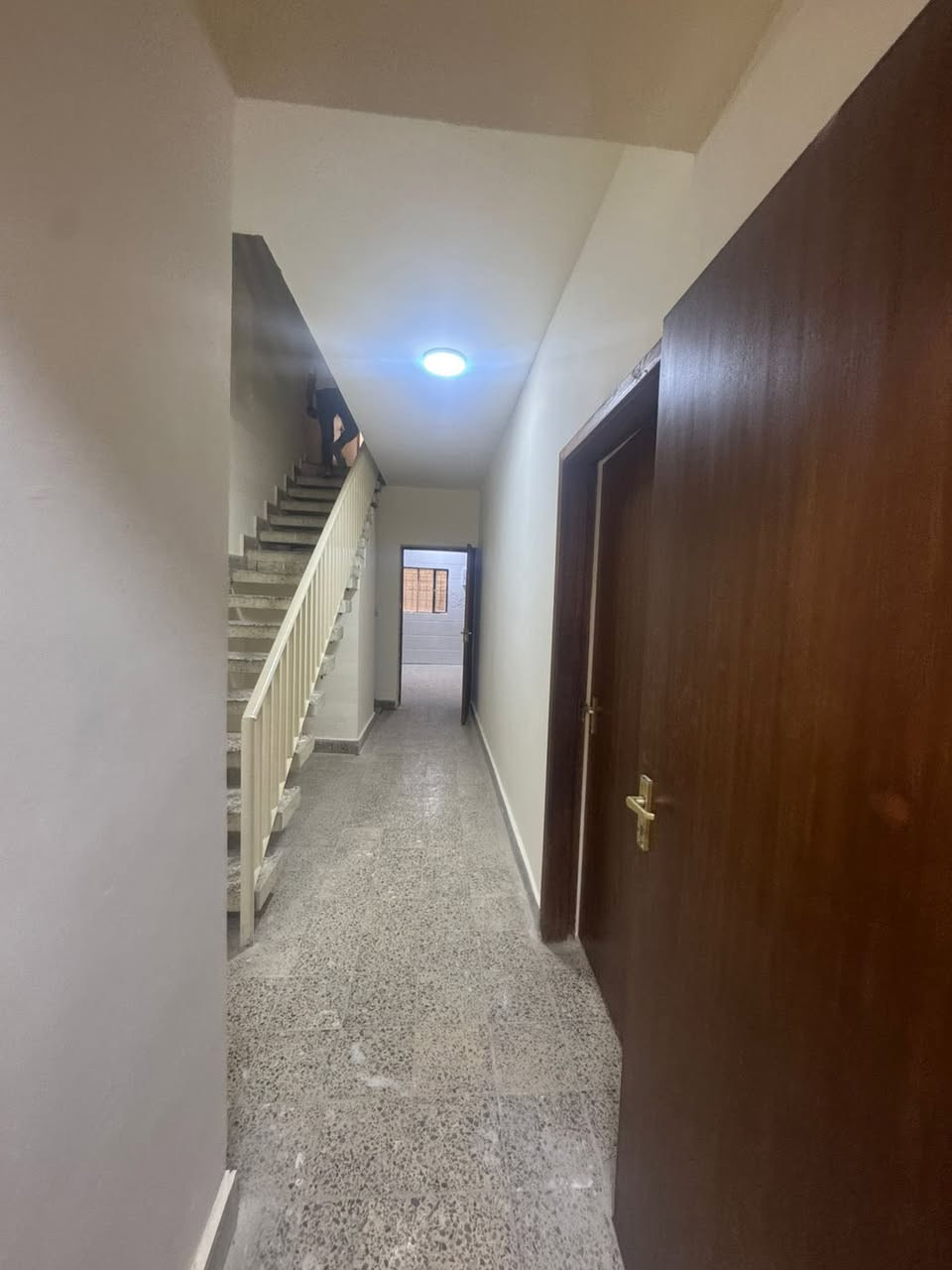 200 متر ركن 3 مداخل وكراج عدد 2 وحديقه وخدمات زيرو عدد 3 وغرف نوم عدد 5 البيت جدا نضيف ايجاره مليون وربع وقابل للتفاوض موقع مربع شاكر عبود للاستفسار اكثر ***********
