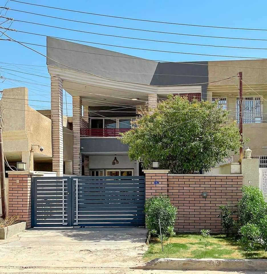 دار للبيع في حي الجهاد الضباط 
مساحته البيت ١٨١م الواجهه ٧ وربع والنزال ٢٥ عرض شارع 30 وارتفاع سقف 3 بناء نهاية سنة 21 .. 
يتكون من طابقين الاول يحتوي كراج + حديقه داخليه + حديقه خارجية + مطبخ + صالة استقبال + هول + غرفة نوم + حمام + مناور عدد ٢ ...
الطابق الثاني يحتوي على هول حولي + حمام + غرفة نوم + غرفة نوم كبيره وبلكونه كبيره ... 
الشبابيك والابواب المنيوم عازل لصوت واتربه باب صاله قاصه يباع مع سبالت جدد للاستفسار الاتصال على الرقم او مراسله ***********
