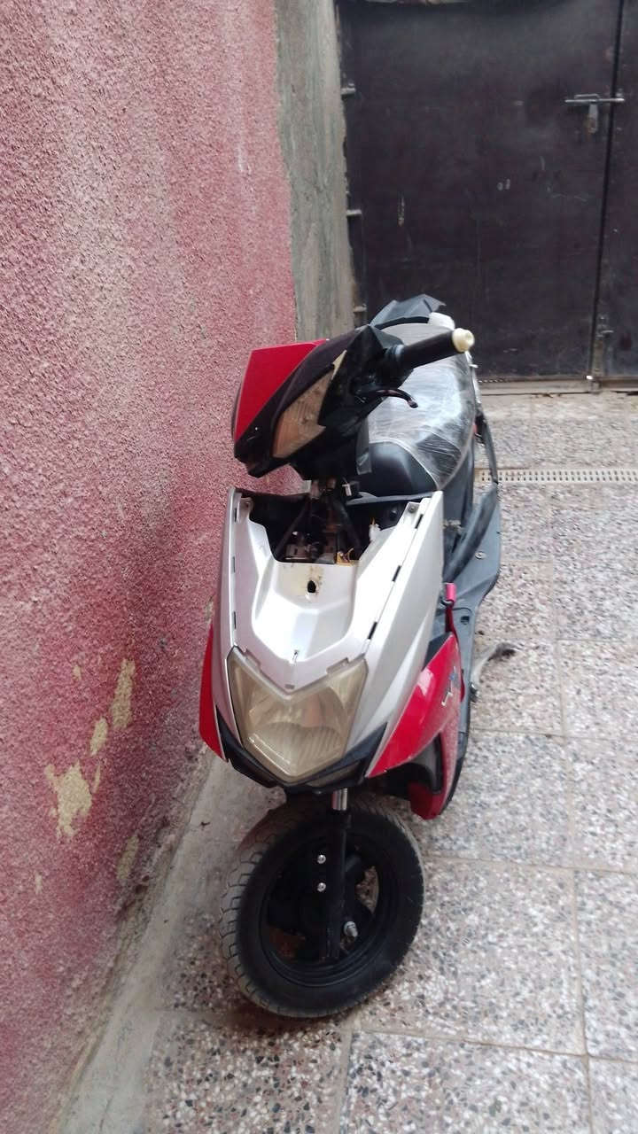 سلام عليكم دراجه للبيع تفصيخ شتريد موجود بهاي الدراجه كلي وبيع الك  جوه السوك (كفرات /دبلات خلفي/تاير ويل  امامي /تاير ملف خلفي /الصدر الامامي /يدات بريك / ضفيره /باتريات /عقل /سكان /دكم تحكن/جوزت تشغيل /قفل ستيرن /قفل صندوق / قمجي بريك /قمجي قفل صندوق /شيال/جهاز قفل الدراجه هو ول بصمه) شتريد راسلني على الخاص او على الرقم *********** ابيع جوه السوك مكان بغداد الحسينيه
