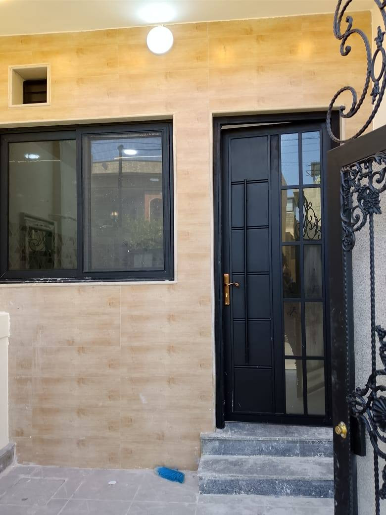 دار للبيع 🏠 

الموقع 📍 حي البلديات قرب مسجد الروؤف 🕌

بناء حديث زيرو 🔑 فارغ 

المساحة 104 متر ❇️.       الواجهة. 7 ✳️

شارع تبليط بعرض 12 🛣️ 

تفاصيل الدار.     طابقين كاملة ✅ 

الطابق الارضي مكون من/ غرفة نوم /هول/ استقبال/ مطبخ/ صحيات ✨ 

الطابق الثاني مكون من/غرفتين نوم/ هول/ صحيات/بيتونة ✨ 

نظام دكتات وسبالت سقوف ثانوية جبسن بورد ✅ 

للاستفسار عن العقار الاتصال على الارقام التالية 👇 

***********📱 ***********📱 

السماك لتجارة العقارات 👉 

 عنوان المكتب 📌 حي الصديق بعد مرطبات البحرين سائدين الصديق الرئيسية مقابل مدرسة تبارك الاهلية 👍
