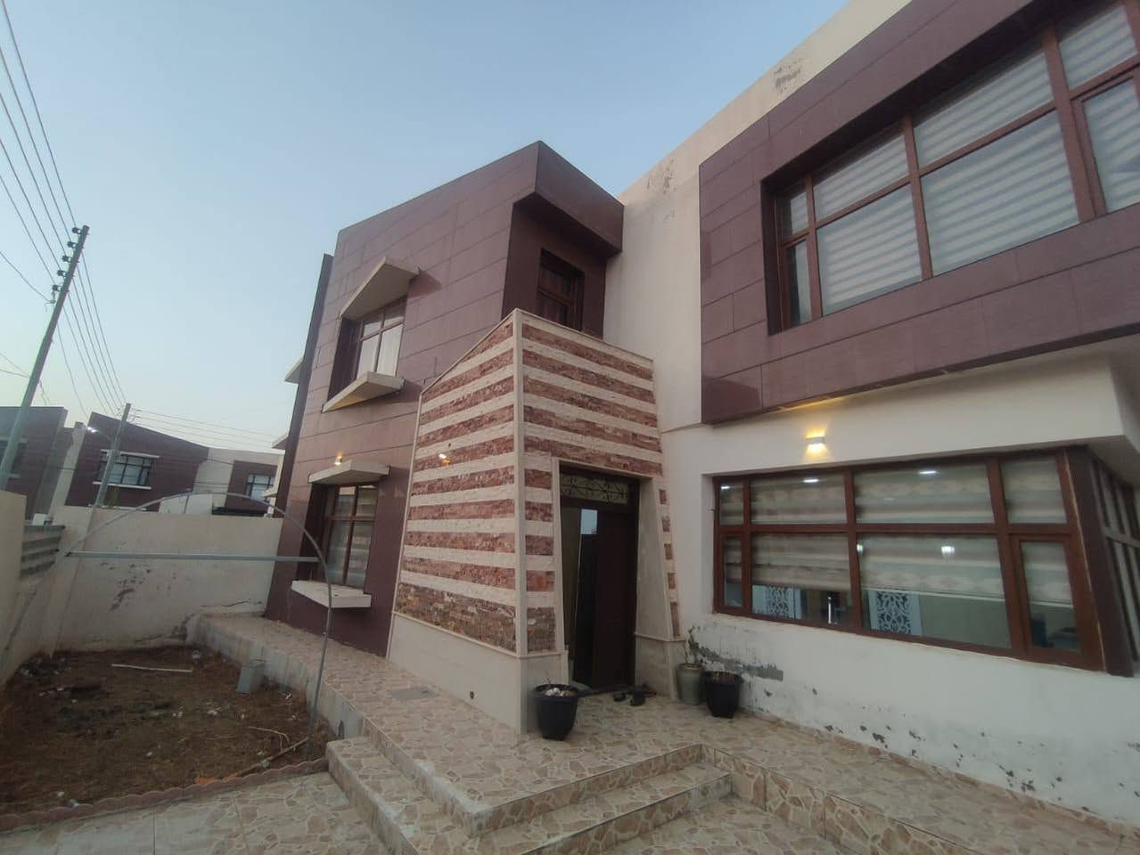 بيت للبيع مساحة البناء 435 متر بالاضافة الى 100 متر حديقة مذكور بالسند المساحة الكلية 535 متر يباع مع الاثاث جاهز من كل النواحي البيت طابقين العنوان/  مارينا 2 قرب شارع كويه مقابيل سيتي دبي المساحة 435مترطابقين بأسمي حصرأالبيت جاهزومؤثث والبيت ركن رقمه 55مجمع مارينا 2 بيع مستعجل رقم صاحب الدار /*********** انا مكلف بالنشر
