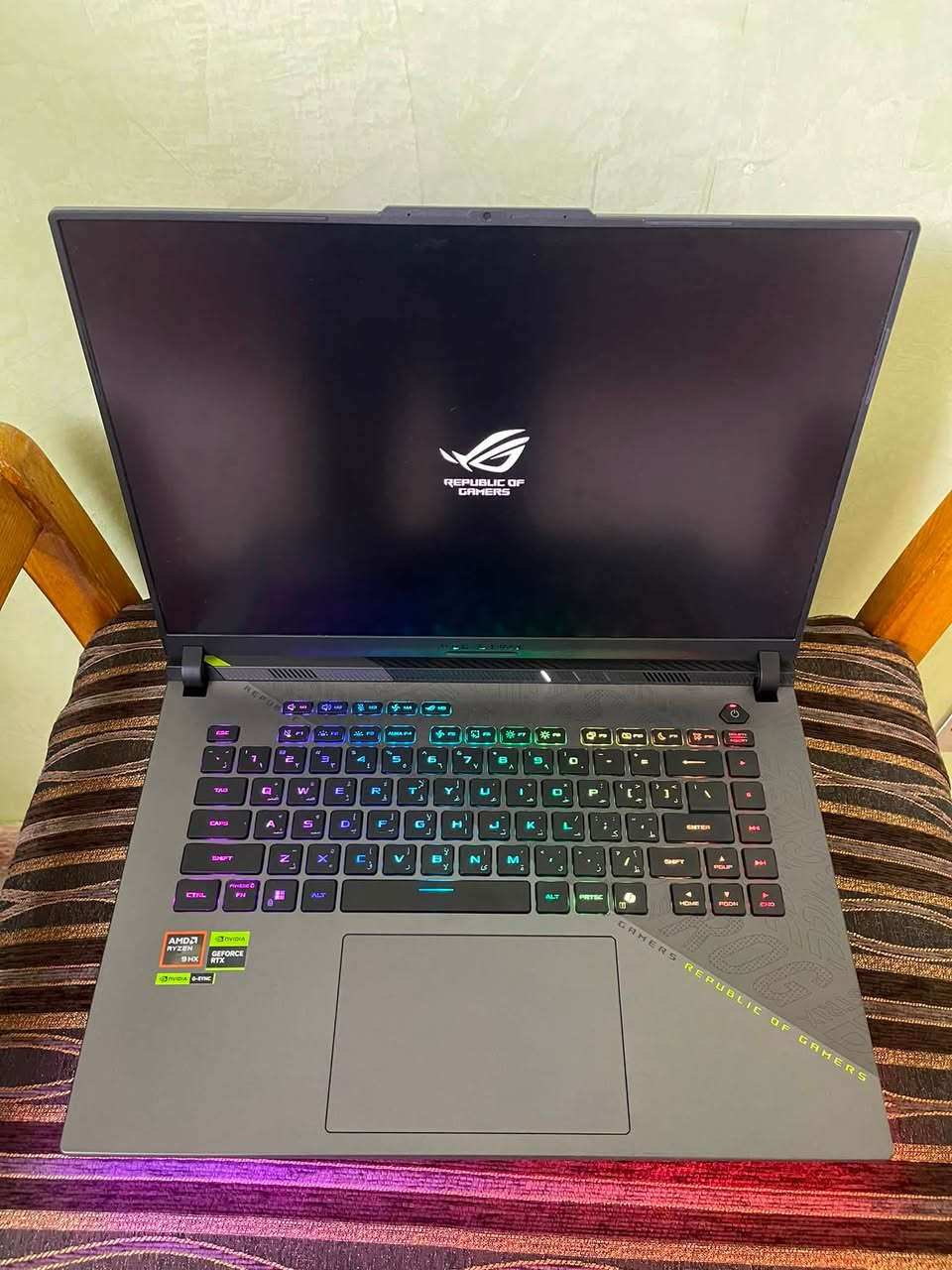 جهاز لابتوبASUS ROG STRIX G16 جديد ونظيف من كل النواحي مستعمل قليل جداً
مواصفاته:

1-معالج AMD Ryzen 9 9955HX "

2-كرت الشاشة NVIDIA GeForce RTX 5070Ti
بسعة12GB VRAM "

3-الرام 32GB " 

4-التخزين SSD NVMe بسعة 1TB

مواصفات الشاشة:
1-الحجم 16انش

2-الدقة WUXGA (1920x1200)

3-نسبة العرض 16:10

4-معدل التحديث 165Hz

5-الاضائة RGBللكيبورد وشريط امامي

6-اللون volt green 

لابتوب قوي جدا من كل النواحي وممستعمل بس قليل جداً

سعرة: 3.000.000مليون "

للتواصل : ***********
