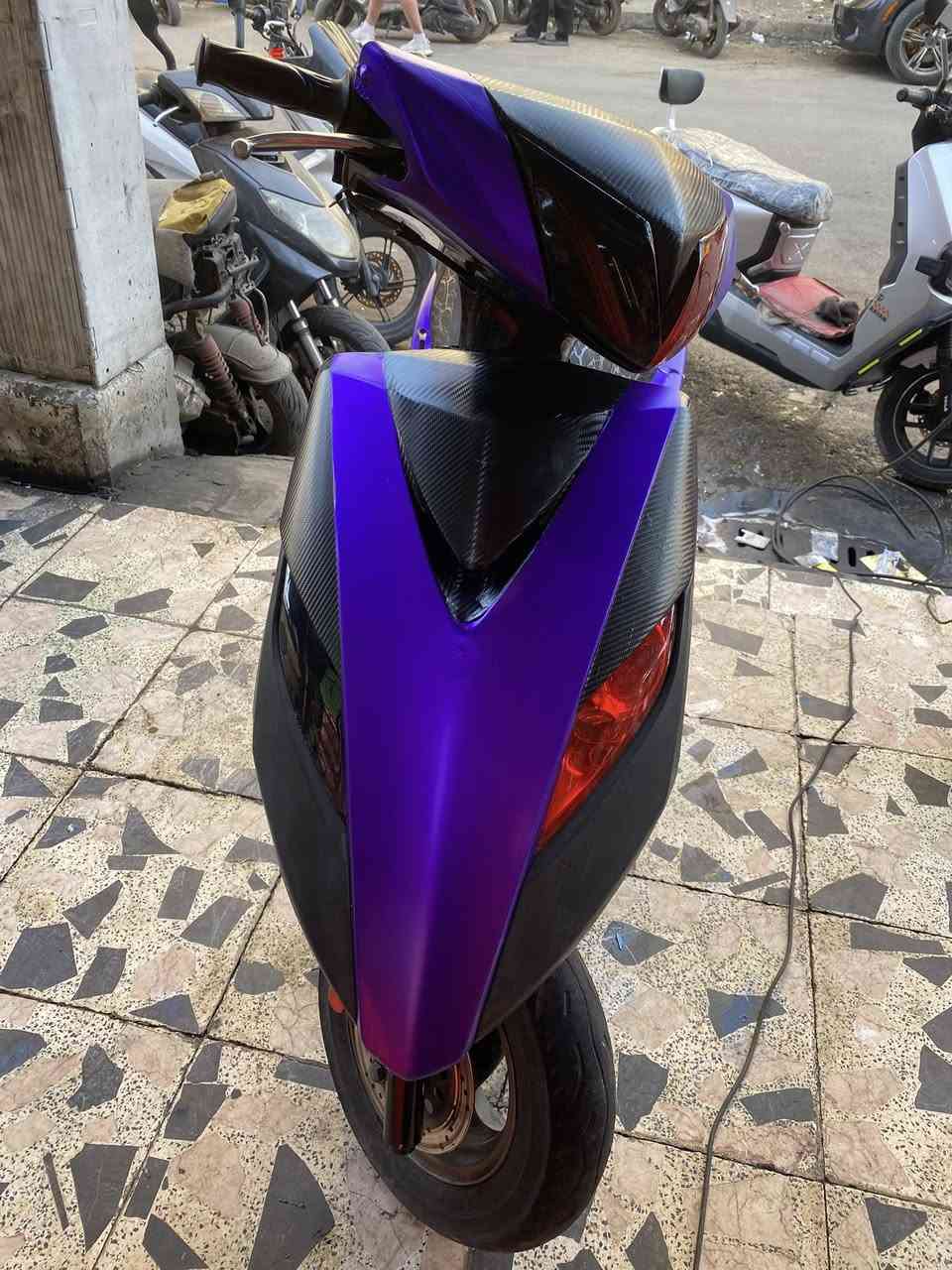 السلام عليكم ثعلب للبيع دراجه كفاله عامه رمبه مكينه بلاديه مكفوله نضوح وتبخير وتنقيص دراجه فول نعومه توكف يمهه متسمع صوتهه كهربايات كلهه شغاله دراجه مابيه نقص برغي شغل واطلع سلف هندر لايت بكلايت هورن دراجه شلعه معدل كفرات مغلفه لونهن جارد فقط تغليف درجه أولى رايدهه ٦٥٠ مكاني اعضميه ***********
