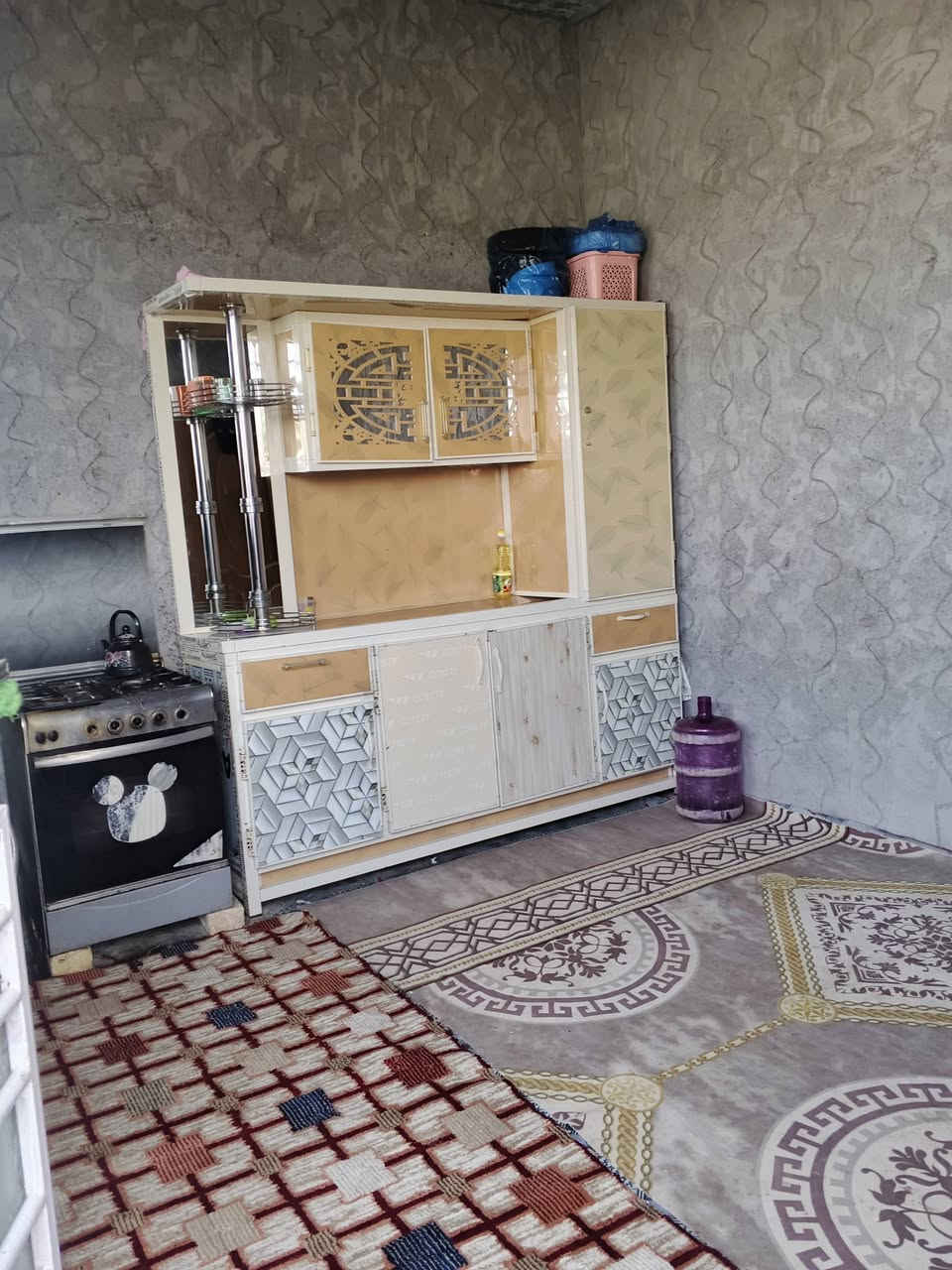 السلام عليكم دار للبيع المساحه 150 متر حي الازهراء طريق اشريفات يحتوي الدار غرفه وصاله ومطبخ  واستقبال وغرفه غير كاملات نوع الدار أوقاف السعر 23 وبي مجال بسيط الرقم ***********. ***********
