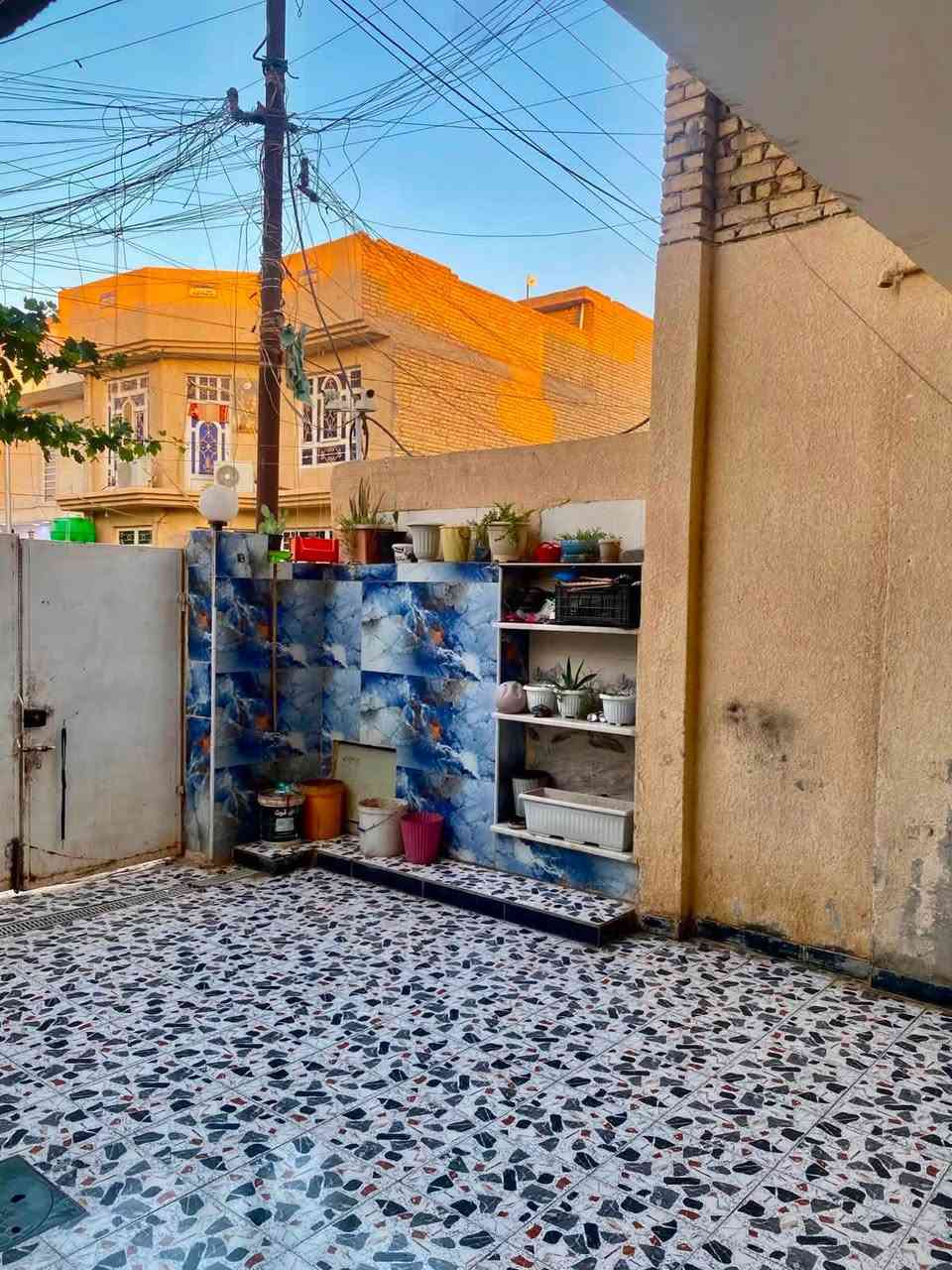 السلام عليكم بيت مساحه 200متر. طابو صرف حر
مؤقع زين القوس خلف شارع المدارس قريب عله ابو ليث المختار يتكون من ستقبال ومطبخ وهول وغرف عدد 2 
الستقبال عكاده وغرفه بس باقي البيت صب كله القاط الثاني كامل اربع غرف نوم ومجع صحيات بي 3حمامات 
وحديقه مترين ب مترين 
وكراج سياره 5  في 6
السعر 130 وبيه مجال قليل
الاستفسار اتصل ع رقم 
‭***********
