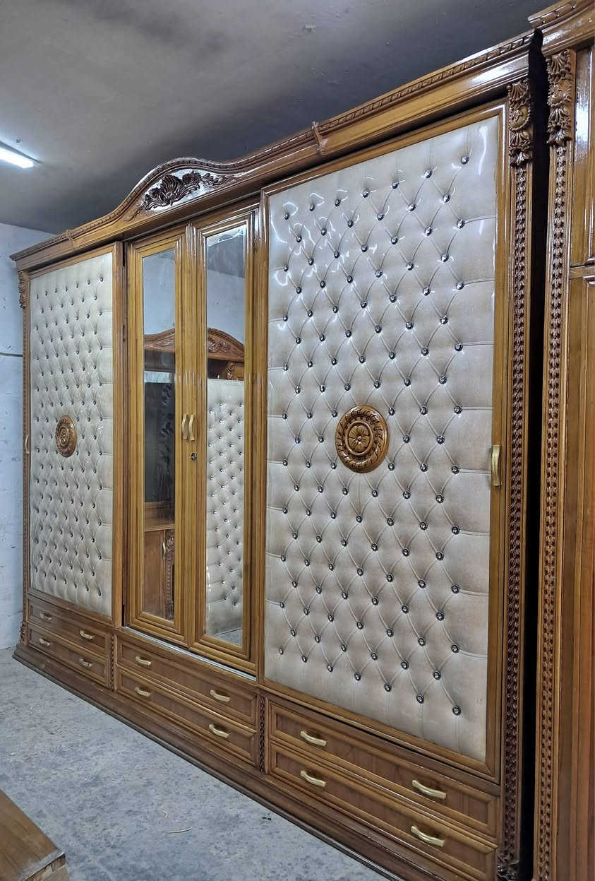 يعلن معرض الموسوي عن وجود غرفه  موديل مسرح اخت الجديده تصميم تركي شغل عراقي حجل زان مصري ودنك زان مصري داخل وخارج صاج ضهر جرجوبه دوشمه الابواب خياط زاويه بارتفاع الكنتور الغرفه ولا غلطه اي استفسار خاص او الاتصال 
***********
***********واتساب المكان بغداد يوجد توصيل لكافه المحافضات بالعافيه عل الياخذها
